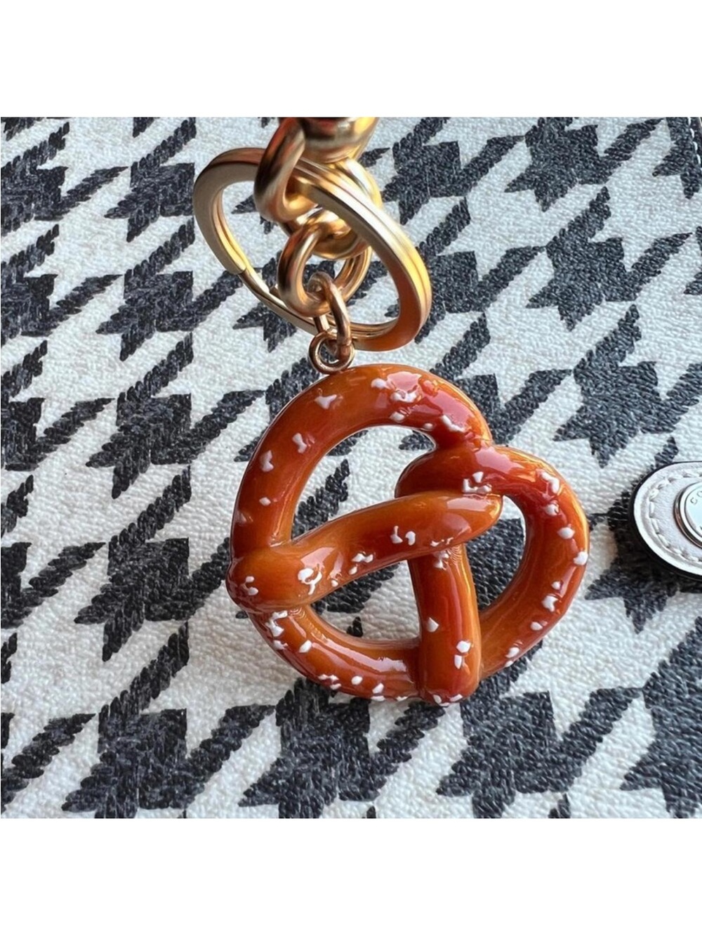 🆕 NYC Pretzel Bag Charm Keychain Handbag Accessory Brass Clip NIP New York NIP